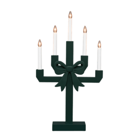 Kerstin Mörkgrön från Pixie Design - Kerstin &auml;r en dekorativ ljusstake i tr&auml;, m&aring;lad i m&ouml;rkgr&ouml;nt och utsmyckad med en stor rosett som ger den ett charmigt och lekfullt uttryck.