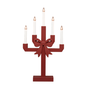 Kerstin Röd från Pixie Design - Kerstin &auml;r en dekorativ ljusstake i tr&auml;, m&aring;lad i m&ouml;rkr&ouml;tt och utsmyckad med en stor rosett som ger den ett charmigt och lekfullt uttryck.