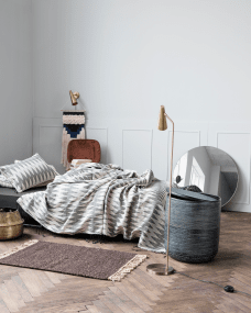 Precise Mässing golvlampa från House Doctor - Precise skapar en mysig atmosf&auml;r i ditt hem - b&aring;de med sitt ljus och sin design.