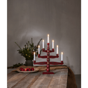 Tradition Röd från Star Trading - Traditionell tr&auml;ljusstake m&aring;lad i r&ouml;tt med dekorativa detaljer.