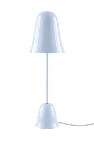 Blåklockan 50cm Ljusblå bordslampa från Globen Lighting - Bl&aring;klockan &auml;r en n&auml;tt och tidl&ouml;s bordslampa i j&auml;rn med h&ouml;gglansig ljusbl&aring; finish.