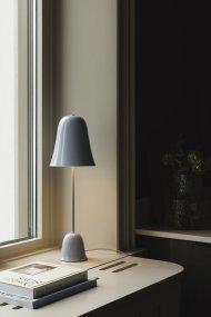Blåklockan 50cm Ljusblå bordslampa från Globen Lighting - Bl&aring;klockan &auml;r en n&auml;tt och tidl&ouml;s bordslampa i j&auml;rn med h&ouml;gglansig ljusbl&aring; finish.
