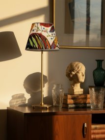 Julie 52cm Mässing/flerfärgad från PR Home - Den har en vacker lampfot i m&auml;ssingfinish kombinerad med en dekorativ, oval lampsk&auml;rm i klassisk form, vilket ger ett tidl&ouml;st och harmoniskt uttryck.