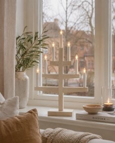 Trapp Vitlaserad från Star Trading - Placera den i f&ouml;nstret eller p&aring; en byr&aring; och l&aring;t det varma skenet bidra till en st&auml;mningsfull k&auml;nsla under advent och jul.