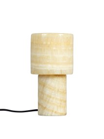 Lucie 16cm Natur bordslampa från PR Home -  Lampan passar perfekt i fönstret, på byrån i hallen eller på sidobordet i vardagsrummet, där den bidrar med både stämningsfull belysning och en exklusiv känsla.