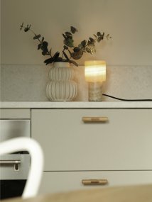 Lucie 16cm Natur bordslampa från PR Home -  Lampan passar perfekt i fönstret, på byrån i hallen eller på sidobordet i vardagsrummet, där den bidrar med både stämningsfull belysning och en exklusiv känsla.