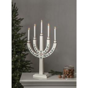 Elias Tradition Vit från Star Trading - Adventsljusstaken har 5st ljuskällor som ger ljusstaken en mysig belysning och en hemtrevlig julkänsla.