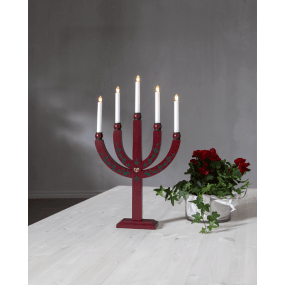 Elias Tradition Röd från Star Trading - Adventsljusstaken har 5st ljusk&auml;llor som ger ljusstaken en mysig belysning och en hemtrevlig julk&auml;nsla.