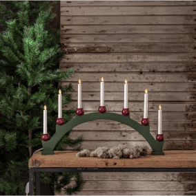 Mora Grön från Star Trading - Fem stycken LED ljus prydda med r&ouml;da h&aring;llare skapar ett mysigt sken och ger en traditionell ljusbild.
