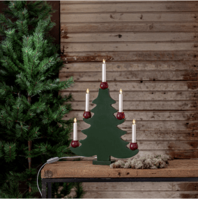 Mora Gran Grön från Star Trading - Fem stycken LED ljus prydda med r&ouml;da h&aring;llare skapar ett mysigt sken och ger en traditionell ljusbild.