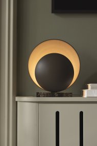 Orbit 32cm Brun bordslampa från Globen Lighting - Orbit bordslampa skapar ett vackert subtilt indirekt ljus med sina tv&aring; metallsk&auml;rmar som p&aring; ett elegant s&auml;tt d&ouml;ljer ljusk&auml;llan i mitten.