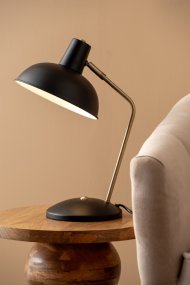 Hood 38cm Svart skrivbordslampa från Leitmotiv - Den r&ouml;rliga sk&auml;rmen med vit insida ger en j&auml;mn och behaglig ljusspridning, perfekt f&ouml;r l&auml;sning eller arbete.