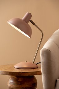 Hood 38cm Rosa skrivbordslampa från Leitmotiv - Den r&ouml;rliga sk&auml;rmen med vit insida ger en j&auml;mn och behaglig ljusspridning, perfekt f&ouml;r l&auml;sning eller arbete.
