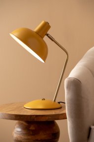 Hood 38cm Gul skrivbordslampa från Leitmotiv - Den r&ouml;rliga sk&auml;rmen med vit insida ger en j&auml;mn och behaglig ljusspridning, perfekt f&ouml;r l&auml;sning eller arbete.