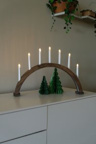 Båge 7ljus Brunlaserad från Konstsmide - B&aring;gen &auml;r tillverkad i tr&auml; med brunbetsad finish som ger ett naturligt och tidl&ouml;st uttryck.