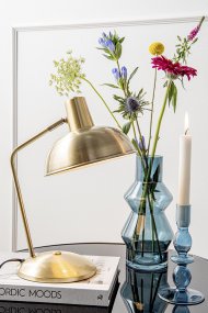 Hood 38cm Antikmässing skrivbordslampa från Leitmotiv - Den r&ouml;rliga sk&auml;rmen med vit insida ger en j&auml;mn och behaglig ljusspridning, perfekt f&ouml;r l&auml;sning eller arbete.