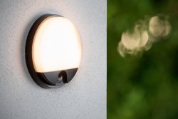 Hups Ir Svart utelampa från Lucide - Hups sprider ett ljus med en ljusstyrka p&aring; upp till 3000K och &auml;r utrustad med b&aring;de r&ouml;relsesensor och dag/natt-sensor f&ouml;r att s&auml;kerst&auml;lla optimal belysning vid alla tillf&auml;llen.
