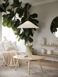 Dora Ø60 Vit taklampa från PR Home - Taklampa Dora med 2m vit textilkabel och lampsk&auml;rmen &auml;r gjord i vitt papper.