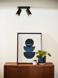 Xyrus 2 Svart spotlight från Lucide - Placera flera bredvid varandra och v&auml;lj vilka detaljer och zoner i ditt hem du vill framh&auml;va.
