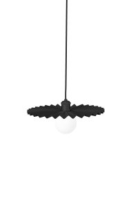 Omega Ø35 Svart från Globen Lighting - Omega &auml;r en taklampa med veckad metallsk&auml;rm som ger rummet en distinkt karakt&auml;r.