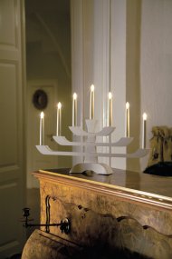 Elljusstake 7ljus Vit från Konstsmide - Med sina tre stilfulla niv&aring;er och sju varmvita ljus kombinerar den klassisk charm med nutida formgivning.