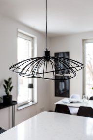 Ray Ø45 Svart taklampa från Globen Lighting - Ray är en pendel i metall med en organisk, mjukt böljande form.