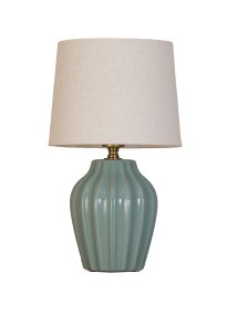 Lyon 32cm Turkos bordslampa från PR Home - Med sin stilrena och inbjudande design passar Lyon lika fint p&aring; ett sidobord, nattduksbord eller i ett f&ouml;nster, d&auml;r den blir ett dekorativt och st&auml;mningsfullt inslag i b&aring;de klassiska och moderna hem.