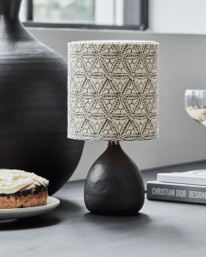 Flores 30cm Svart från House Doctor - Perfekt f&ouml;r att skapa en mysig atmosf&auml;r p&aring; nattduksbord, sidobord eller konsoler, denna lampa balanserar modern stil med en v&auml;lkomnande atmosf&auml;r.