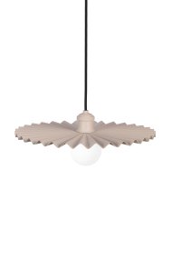 Omega Ø50 Beige taklampa från Globen Lighting - Lika fin i all sin enkelhet, som att h&auml;nga flera tillsammans i ett kluster.