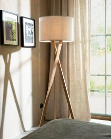Vega Ek/vit golvlampa från By Rydéns - Vega &auml;r en stilren golvlampa med en imponerande h&ouml;jd p&aring; 160 cm och en stomme i &auml;kta ek.