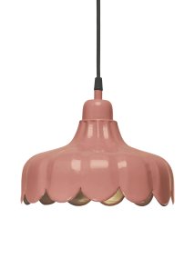 Wells Ø24 Mörkrosa fönsterlampa från PR Home - Den har inspirerats av en blomma och skapat denna serie i flera modeller och f&auml;rger.