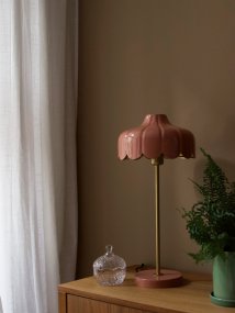 Wells 50cm Mörkrosa bordslampa från PR Home - Lampan har inspirerats av en blomma och skapat denna serie i fler f&auml;rger och modeller.