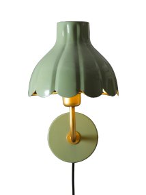 Wells 35cm Mossgrön läslampa från PR Home - Wells &auml;r en dekorativ v&auml;gglampa i metall med ett mjukt och romantiskt uttryck.