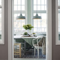 Wells Ø45 Grön taklampa från PR Home - Vi har inspirerats av en blomma och skapat denna serie i flera f&auml;rger och modeller.