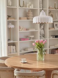 Wells 50cm Vit bordslampa från PR Home - Vi har inspirerats av en blomma och skapat denna serie i fler f&auml;rger och modeller.