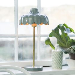Wells 50cm Grön bordslampa från PR Home - Vi har inspirerats av en blomma och skapat denna serie i fler f&auml;rger och modeller.