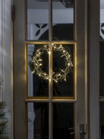 Krans LED Ø30 Silver från Konstsmide - En dekorativ LED-krans som sprider ett varmt och st&auml;mningsfullt sken i hemmet.