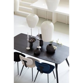 Xela Ø30 Vit taklampa från Light & Living - Xela &auml;r en dekorativ takpendel i en mjuk och organisk form, kl&auml;dd i vit f&auml;rg.
