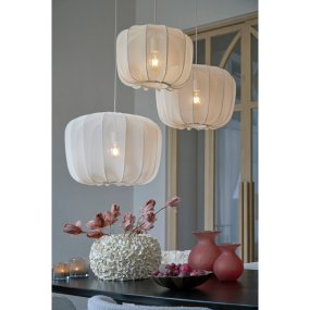 Plumeria Ø40 Sand taklampa från Light & Living - Den dekorativa sk&auml;rmen med meshtyg skapar en vacker ljusspridning i rummet n&auml;r lampan &auml;r t&auml;nd.