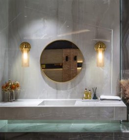 Imperial 22cm Mässing badrumslampa från Searchlight - Oavsett om ditt badrum har en elegant stil eller lutar &aring;t industriell elegans, passar denna m&aring;ngsidiga v&auml;gglamp in.