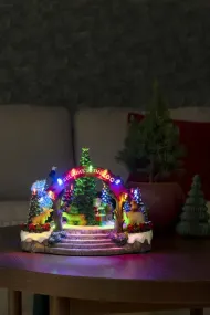 Mekanisk juldekoration zoo 20cm Flerfärgad från Konstsmide - Denna mekaniska juldekoration bjuder p&aring; en f&auml;rgsprakande scen med 19 varmvita LED-lampor, musik, djur och tomte kring en glittrande gran.