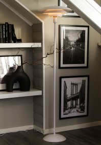 Epsilon Vit från Aneta Lighting - Epsilon levereras med dubbla upps&auml;ttningar dekorativa ringar och knoppar, v&auml;lj mellan krom eller matt m&auml;ssing beroende p&aring; vad som passar b&auml;st i ditt hem.