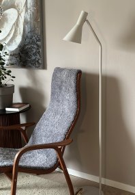 Ceres Sand golvlampa från Aneta Lighting - CERES golvlampa &auml;r b&aring;de praktisk och stilfull och ger behagligt ljus f&ouml;r l&auml;sning eller handarbete.