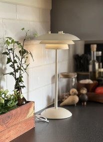 Epsilon 37cm Beige portabel från Aneta Lighting - Epsilon &auml;r en elegant, portabel bordslampa f&ouml;r inomhusbruk med tidl&ouml;s design och touchdimmer diskret placerad p&aring; foten.