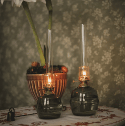 Fotogenlampa Majken Mellan Grön från Strömshaga - Fotogenlampa i inf&auml;rgat gr&ouml;nt glas vilket skapar en vacker f&auml;rgad ton men samtidigt ger en genomskinlig yta.