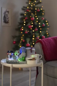 Mekanisk juldekoration skidbacke Flerfärgad från Konstsmide - Med glada figurer, sn&ouml;bollskrig, pulka&aring;kning och igloo sprider den ett vinter&auml;ventyr fyllt av r&ouml;relse, 8 lysande LED-ljus och 8 st&auml;mningsfulla juls&aring;nger.