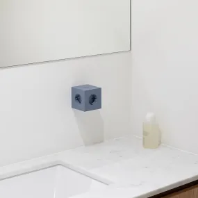 Square 2 Socket extender with 30W Dual USBC Blå från Avolt - Uttagsf&ouml;rl&auml;ngare fr&aring;n Avolt med en stilren design med en kub i &aring;tervunnen plast och en magnetplatta i botten f&ouml;r att kunna h&auml;ngas upp p&aring; v&auml;ggen.