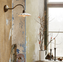 Gustav Ø20 Vit/Antik Mässing vägglampa från Strömshaga - V&auml;gglampa i borstad m&auml;ssing och sk&auml;rm med vacker v&aring;gig kant i vitlackerad pl&aring;t.