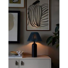 Riley 50cm Svart från PR Home - Sk&auml;rmen har ett rynkat tyg i sidenlook och en v&aring;gig form nedtill som skapar ett fint fl&ouml;de av ljusk&auml;llan.