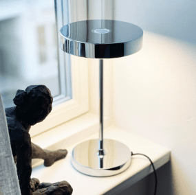 Starlight 25cm Krom bordslampa från Dyberg Larsen - Med inbyggd LED och tre ljusstyrkor, som dimras med 3-stegsdimmern p&aring; lamphuvudet, anpassar den sig enkelt efter olika behov &ndash; fr&aring;n st&auml;mningsfullt sken till fokuserat ljus.